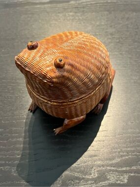 Vintage Woven Frog Trinket Box in Brown